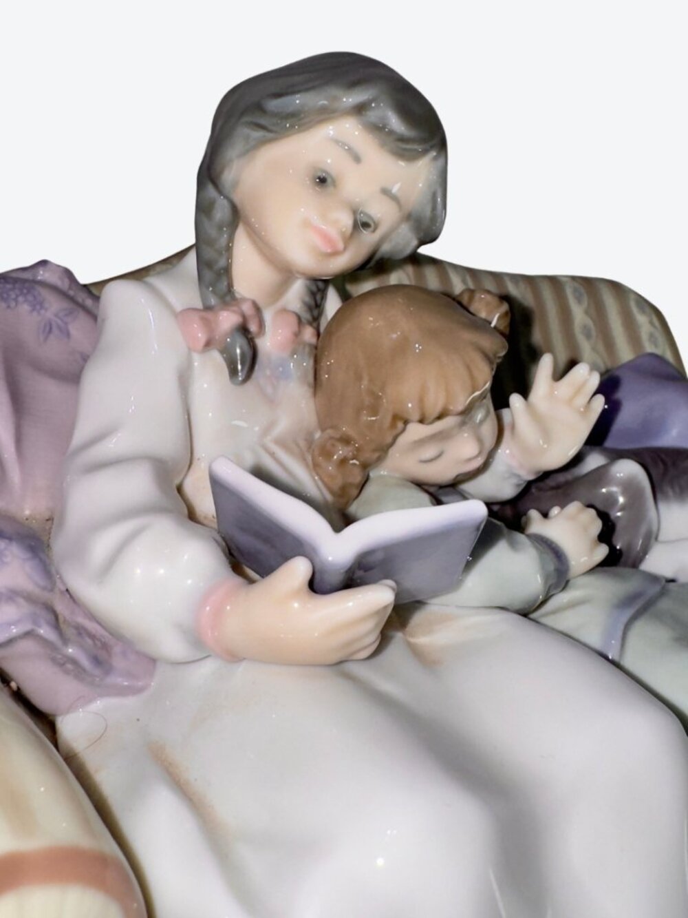 LLADRÓ 05735 Lectura Infantil Big Sister Children Reading Sofa Figurine - Picture 12 of 16